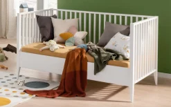 Babybett Felie, kreideweiß, Ausgezeichnet mit dem German Design Award 2023 in Gold