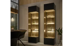 Vitrine Trevio, Kerneiche Umato, anthrazit, links angeschlagen